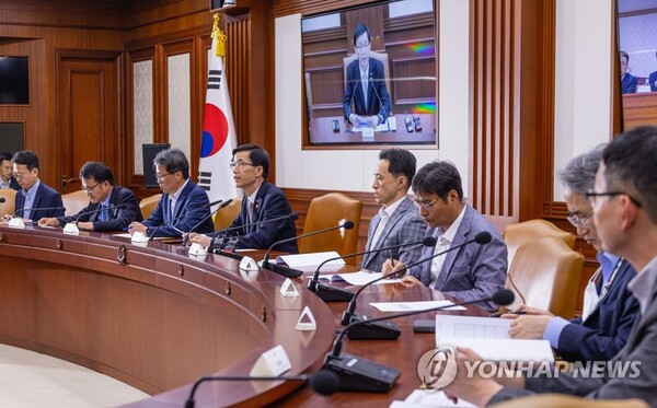 방문규 국무조정실장이 7일 오후 서울 종로구 정부서울청사에서 열린 민간 단체 비리 후속 대책 마련을 위해 열린 중앙행정기관 감사관 회의에 참석해 발언하고 있다. /연합뉴스