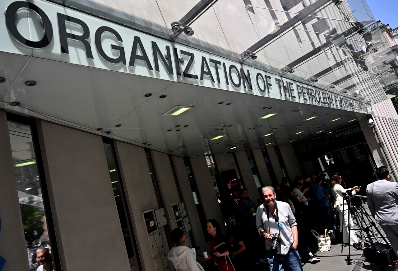 OPEC+의 감산 결정은 경제적 손해가 따른다. 유가가 오르면 이득이긴 하지만 감산은 결국 석유를 덜 판매하는 것이기 때문이다. 사진은 오스트리아 빈의 석유수출국기구(OPEC) 본부. /AFP=연합뉴스