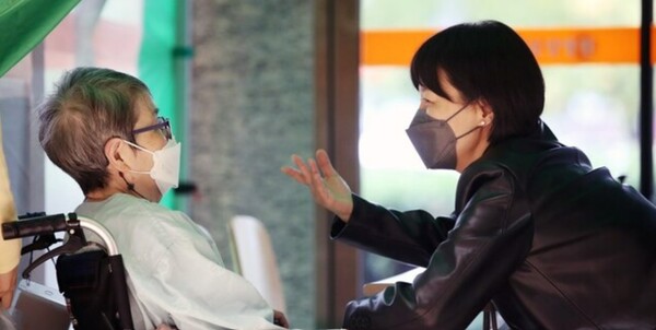 한 외국인 간병인이 환자를 돌보고 있다. /연합뉴스