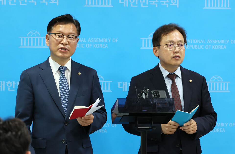 (왼쪽부터)국민의힘 이양수 원내수석부대표와 더불어민주당 송기헌 원내수석부대표가 8일 오후 국회 소통관에서 공동 기자회견을 열고 선관위 국정조사 실시 합의 내용 등에 대해 밝히고 있다. / 연합뉴스