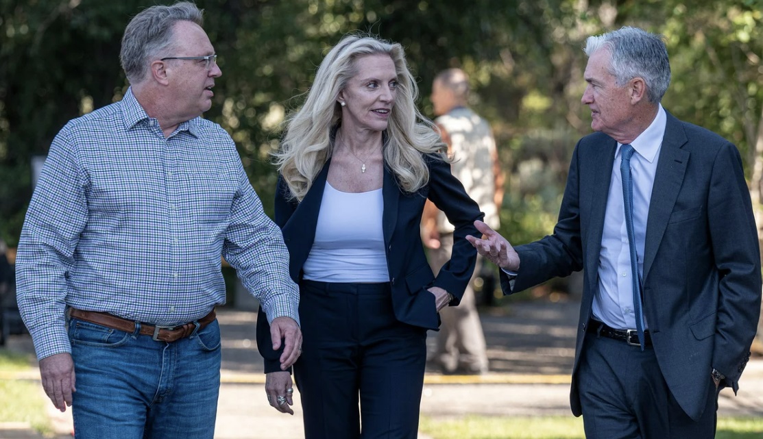 라엘 브레이너드(Lael Brainard) 미국 연준 부의장(가운데)이 제롬 파월 의장(오른쪽)과 대화하면서 걸어가고 있다. /게티이미지