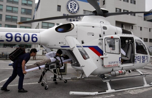 강원도 속초에서 양수가 터진 임산부가 헬기를 타고 서울에 와서 출산한 사례가 나왔다. 분만실 인프라가 없어 2시간여를 헤매는 등 고비를 넘겼다. 닥터헬기. 기사 내용과 무관함. /연합뉴스