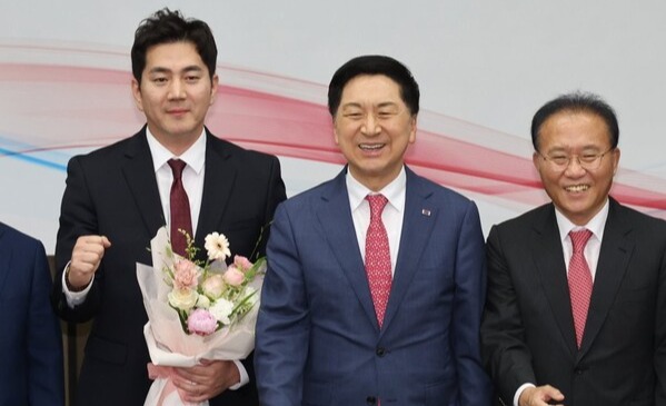 9일 국회에서 열린 국민의힘 최고위원 보궐선거에서 당선한 김가람 당 청년대변인(왼쪽)이 김기현 대표(가운데), 윤재옥 원내대표와 기념 촬영을 하고 있다. /연합뉴스