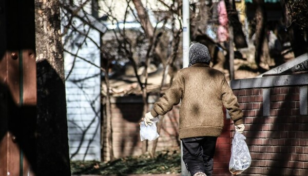 수도권에서만 약 12%에 달하는 인원이 '돈이 아깝다'는 이유로 OTT 플랫폼을 소비하지 못하고 있는 것으로 나타났다. 특히 이들 중 대부분인 182만여명은 65세 이상 고령층이다.  /연합뉴스