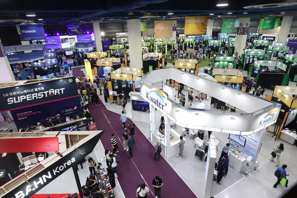 1일 오후 서울 강남구 코엑스에서 스타트업 박람회 '넥스트라이즈 2023 서울'이 열리고 있다. 행사는 유망 스타트업의 투자유치와 국내외 대ㆍ중견기업과의 사업 협력 확대를 목적으로 하는 스타트업 지원 행사다. /연합뉴스