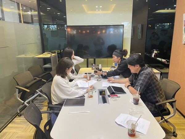 단편영화 '과속' 제작진이 촬영에 앞서 회의를 하고 있다. /신표 프로듀서