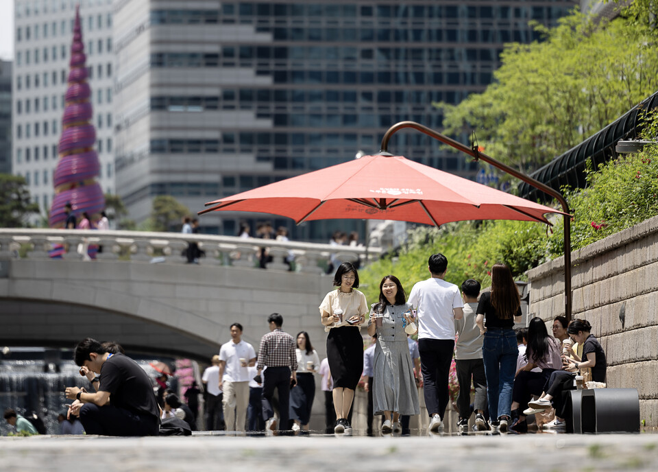 점심시간 서울 청계천에서 시민들이 시간을 보내고 있다. 사진은 기사 내용과 관련 없음. /연합뉴스
