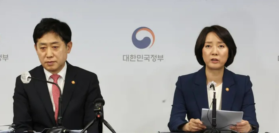 이영 중소벤처기업부 장관(오른쪽)과 김주현 금융위원회 위원장이 지난 4월 20일 정부서울청사에서 ‘혁신 벤처·스타트업 자금지원 및 경쟁력 강화방안’을 발표하고 있다. /연합뉴스