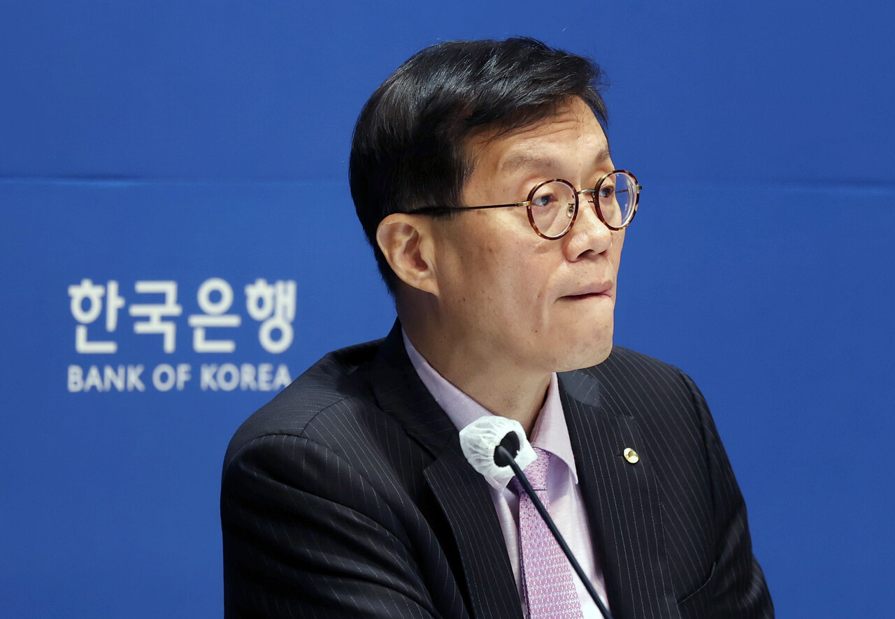 ‘할 말은 하는’ 이창용 한국은행 총재(사진)가 창립 73주년을 맞은 한국은행 임직원에게 바라는 모습은 ‘관행에 도전하는 자유로움’이다. /연합뉴스