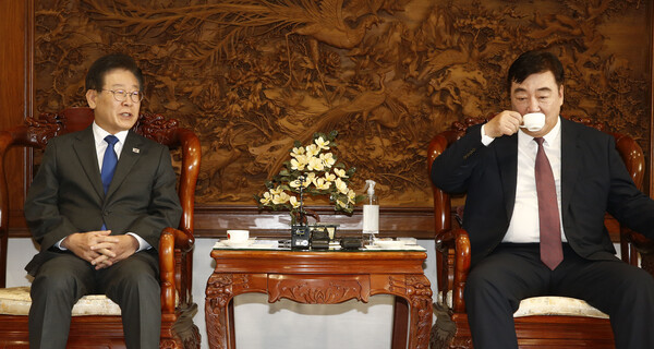 이재명 더불어민주당 대표가 8일 저녁 성북구 중국대사관저에서 싱하이밍 주한 중국대사를 만나고 있다. /국회사진기자단=연합뉴스