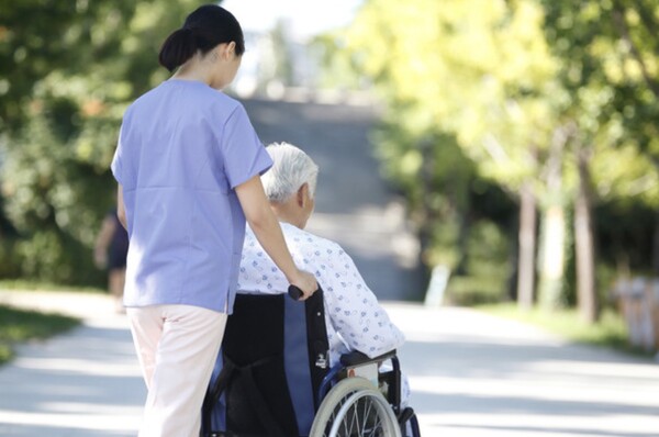 장애인과 간병인 /게티이미지뱅크