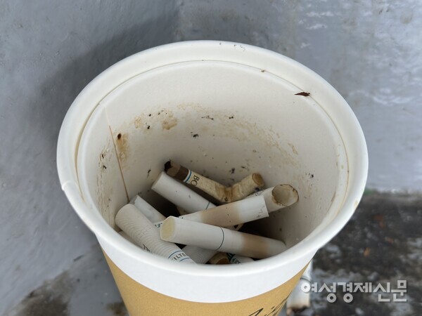 인공지능(AI)이 고독사 사례가 40년 후 기하급수적으로 증가한다고 경고했다. 담배꽁초 /여성경제신문