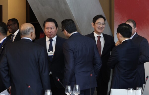 지난 1월 스위스 다보스 포럼에서 글로벌 CEO와 환담하는 재계 총수들. /연합뉴스