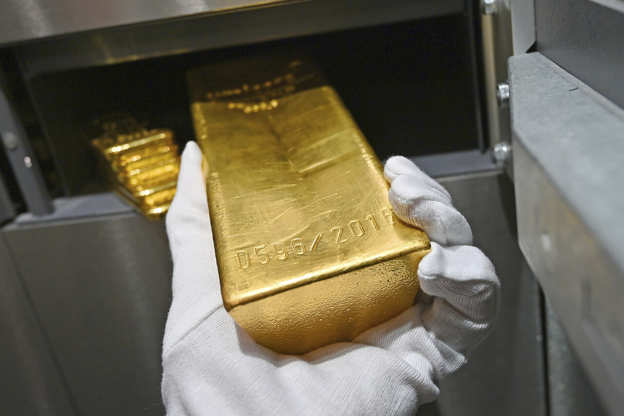 전문가들은 금값이 향후 우상향 추세를 이어갈 것이라고 본다. 미국 중앙은행인 연방준비제도(Fed)가 금리 인상 중단 혹은 인하 시그널이 있을 때 금값은 더 뛸 것이라는 것. 추후 경기 불확실성도 금값 상승의 추동 요인이다. 사진은 독일 뮌헨 안전 금고에 있는 74만 4000유로 상당의 12.5kg 금괴 /연합뉴스