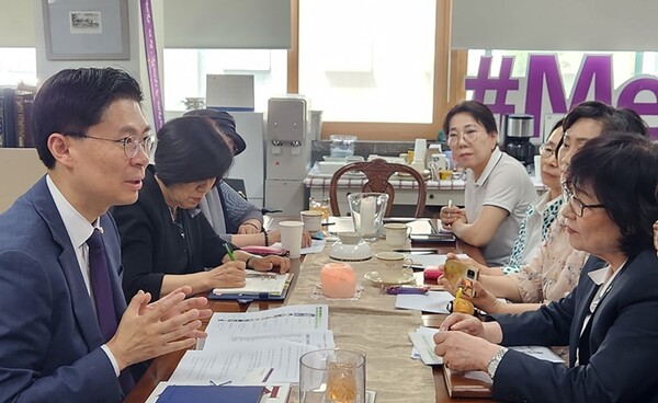 허명 한국여성단체협의회장과 조정훈 시대전환 국회의원이 13일 여협 사옥에서 면담하고 있다. /한국여성단체협의회