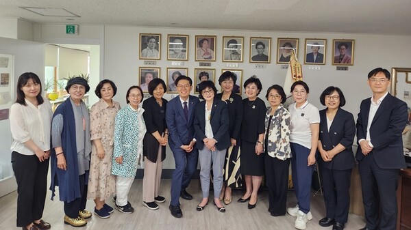 한국여성단체협의회 회원 단체장 및 관계자들과 조정훈 시대전환 국회의원이 13일 여협 사옥에서 면담 후 기념 촬영을 하고 있다. /한국여성단체협의회