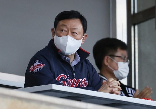 롯데자이언츠 구단주인 신동빈 롯데그룹 회장이 지난 2021년 4월 27일 오후 서울 잠실구장에서 열린 프로야구 롯데자이언츠와 LG트윈스의 경기를 직관하고 있다. /연합뉴스