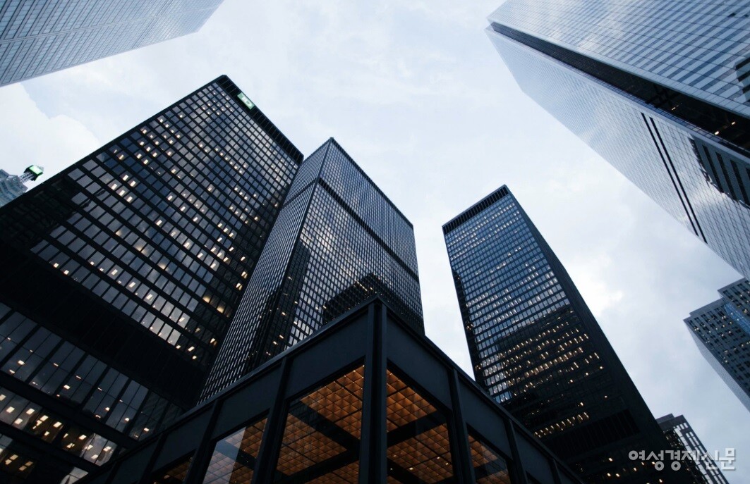 전 세계적인 금리 인상 사이클이 막바지에 이르렀다는 전망에 힘이 실리면서 투자자도 우량 채권에 몰리고 있다. 여의도 증권가 전경 /여성경제신문DB