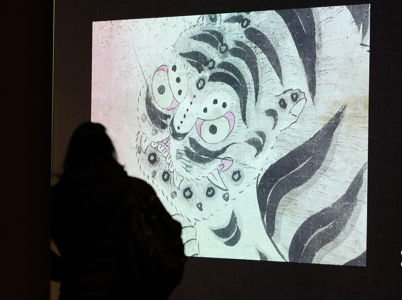 연준도 연말 정책금리를 기존 5.1%에서 5.6%로 상향 조정했지만 정작 제롬 파월 연준 의장은 “아무런 결정이 내려지지 않았다”고 했다. 오히려 파월 의장은 최종금리가 향후 더 낮아질 수도 있음을 시사했다. 국내 증시는 영향권 밖에 있는 모양새다. 사진은 서울 용산구 국립중앙박물관 서화실에 전시된 호랑이 그림. /연합뉴스