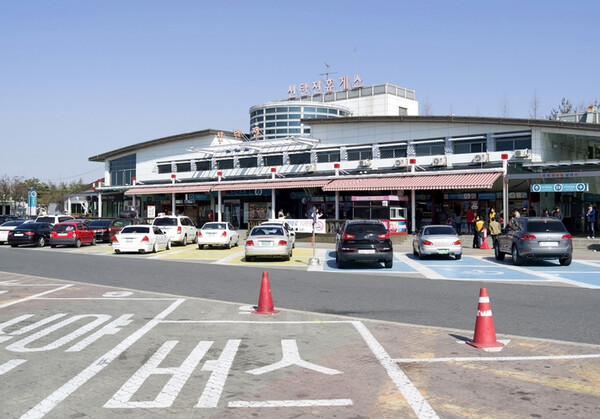 휴게소에 내려 우동 한 그릇을 먹고 버스에 오르니 내가 가장 늦게 탑승한 손님이었다. 차 안의 모든 눈이 내게로 쏠렸다. 사진은 기사의 특정 사실과 관계없음 /게티이미지뱅크