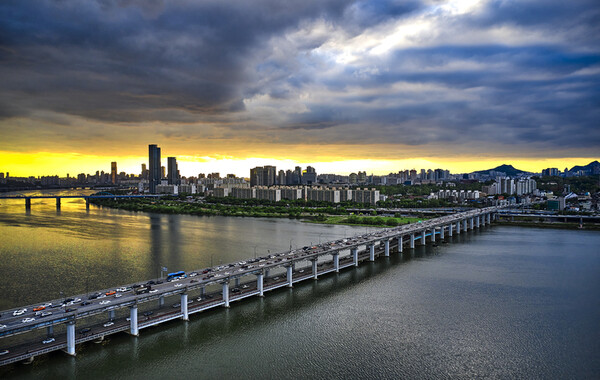 전철이 한강을 건넜다. 여의도 63빌딩과 쌍둥이 빌딩 그리고 한강 북쪽의 아파트들이 마치 꿈의 도시 같다. 고등학교를 졸업하고 거의 50년을 이 도시에서 살았었는데… 귀향한 지 1~2년밖에 되지 않았는데 이렇게 서울이 생소하게 느껴질 수가 있을까? /게티이미지뱅크