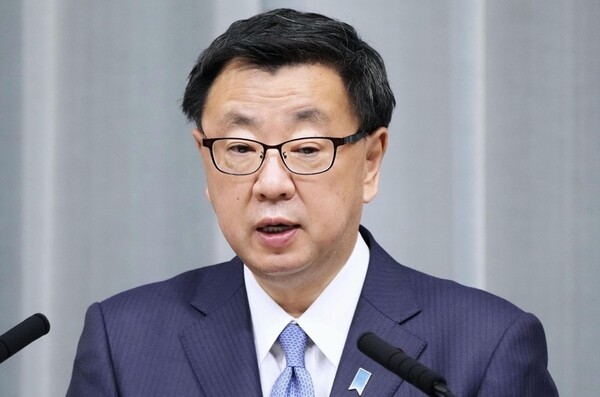 치매 환자를 가족이 직접 간병하면 일을 하는 경우 휴직을 해도 월급의 3분의 2를 받을 수 있도록 하는 등의 내용이 담긴 법안이 일본에서 통과됐다. 마쯔다 히로카즈 일본 관방장관. /연합뉴스