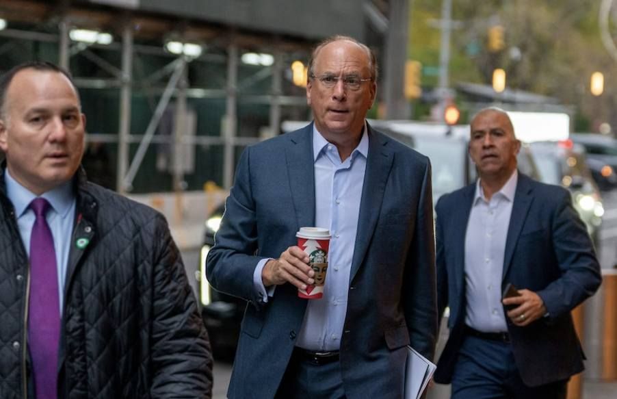 래리 핑크 블랙록 최고경영자가 뉴욕 거리를 직원들과 걸어가고 있다. /로이터=연합뉴스