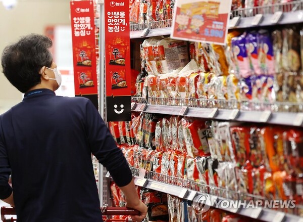  서울 시내 한 대형마트의 라면 매대 /연합뉴스