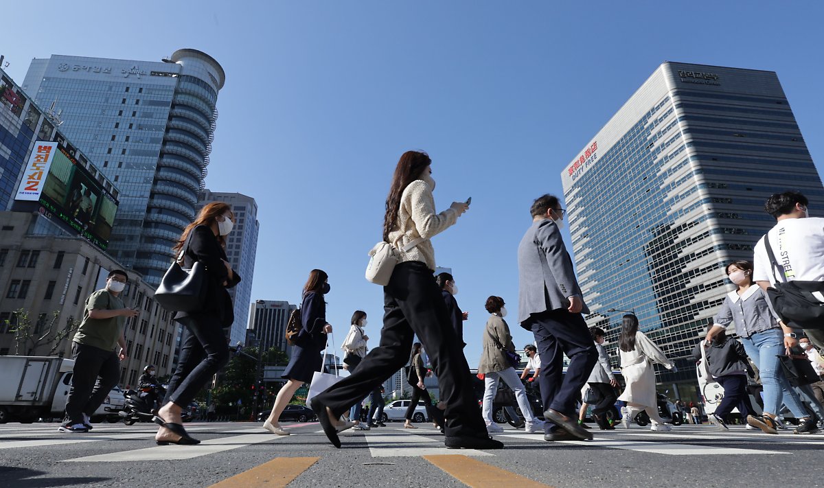 서울 광화문에서 여성 직장인들이 출근 하고 있다. /연합뉴스