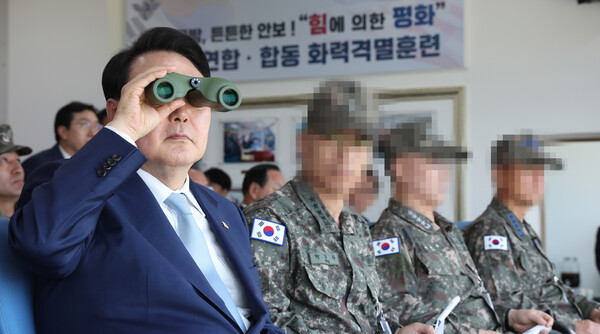 최근 윤석열 대통령의 지지율이 답보 상태를 보이는 데는 여러 가지 이유가 있겠지만 최근의 정치이슈 중 ‘후쿠시마 오염수 방류’가 대통령 국정운영 평가에 직접적으로 타격을 주고 있는 것으로 전문가들은 분석하고 있다. 윤 대통령이 15일 경기 포천 승진훈련장에서 실시된 '2023 연합·합동 화력격멸훈련'에서 쌍안경으로 훈련 현장을 주시하고 있다. /연합뉴스