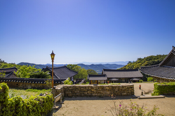 땅끝마을 해남에 위치한 미황사. 의 주인공 박하경처럼 나 역시 이곳에서 먼바다를 바라봤다. /게티이미지뱅크