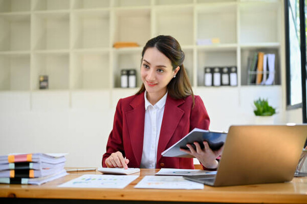 월 단위로 예산을 짜고 지출을 항목별로 추적하는 것이 돈 관리의 첫 단계다. /픽사베이