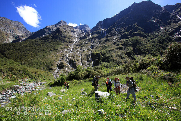 밀포드 트랙을 걷는 사람들을 위한 산장(Hut)은 하루 40명을 수용한다 /사진=박재희