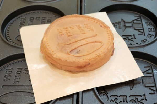 경주의 명물 '십원빵'이 한국은행의 십원 도안을 도용했다는 논란에 휩싸였다. 다만 한국은행은 법적 대응을 하진 않을 것이라고 밝혔다. /'십원빵' 제조업체 누리집 갈무리