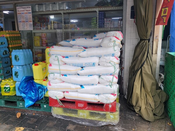 서울 경동시장의 한 소금 가게. 소금 20kg 포대들이 쌓여 있다. /사진=김성주