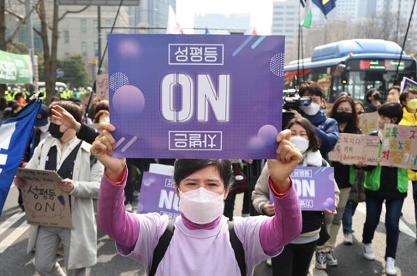 114주년 세계여성의날인 지난해 3월 8일 오후 서울시청 앞에서 민주노총 주최로 열린 세계 여성의날 정신 계승 성평등 운동회에서 참가자들이 성차별 타파 등을 주장하며 보신각 방향으로 행진하고 있다. /연합뉴스