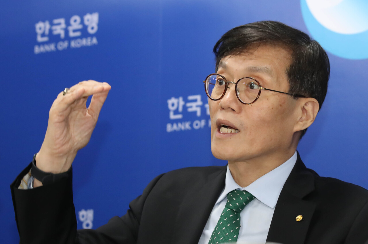 한국은행도 시장 개입에 대해 부정하지 않고 있다. 사진은 이창용 한은 총재. /연합뉴스