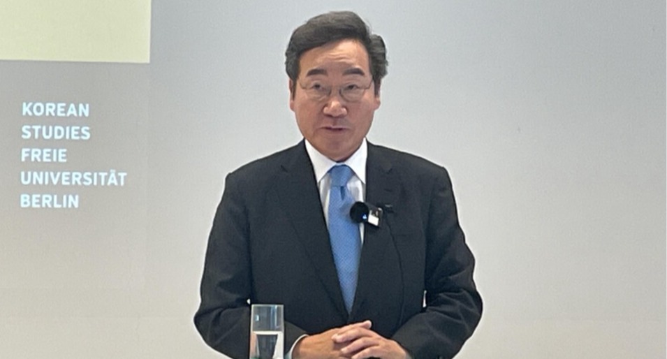 이낙연 전 국무총리가 12일(현지 시각) 독일 베를린자유대에서 김대중 기념 연례 강좌 초청 연사로 강연하고 있다. / 연합뉴스