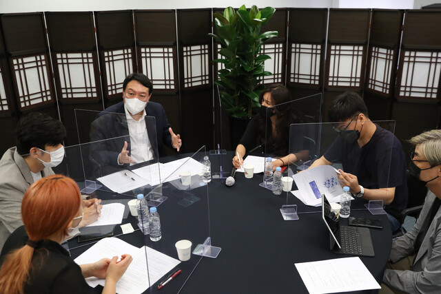 윤석열 대통령이 지난 2021년 8월 22일 서울 종로구 ‘국민캠프’ 사무실에서 자영업 비상대책위원회 관계자들과 간담회를 하고 있다. /당시 윤석열 캠프 제공