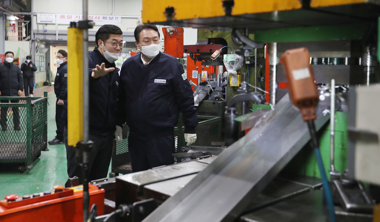 윤석열 대통령이 지난 2022년 1월 10일 인천 남동구의 한 중소기업을 방문해 현황 설명을 듣고 있다./연합뉴스