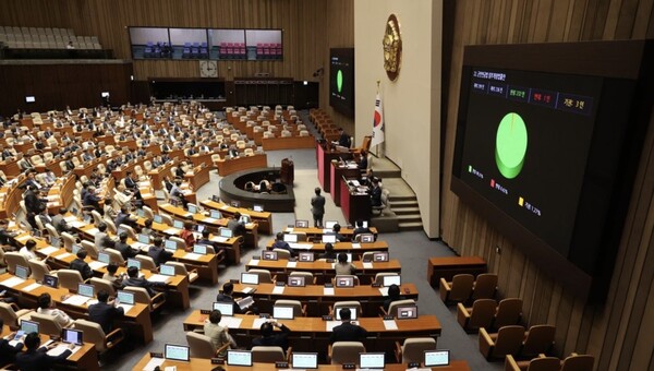 출산 영유아에 대한 출생 정보를 의료기관이 직접 등록하게 하는 출생통보제와 익명으로 출산한 아동을 지방자치단체가 보호하는 보호출산제 도입을 위한 법안이 조만간 처리될 것으로 보인다. 국회 본회의 /연합뉴스