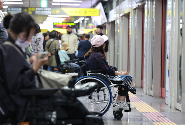 장애인들이 지하철을 타기 위해 대기하고 있다. /연합뉴스