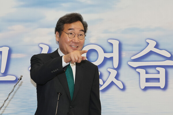 이낙연 더불어민주당 전 대표가 1년간의 미국 유학 생활을 마친 뒤 24일 오후 인천국제공항을 통해 귀국한 뒤 지지자들을 가리키고 있다. /연합뉴스