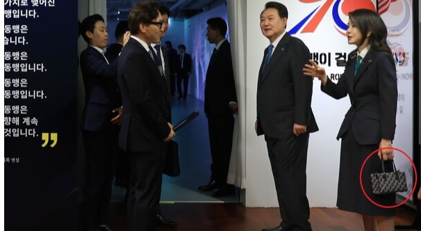 윤석열 대통령과 김건희 여사가 25일 오후 서울 종로구 대한민국역사박물관에서 '한미동맹 70주년 특별전'을 관람하고 있다. /대통령실