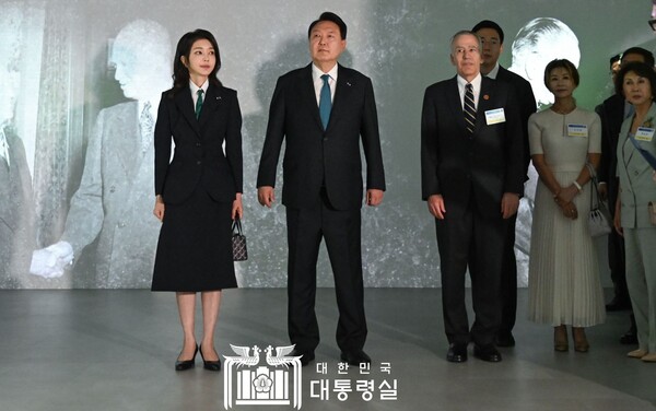 윤석열 대통령과 김건희 여사가 6·25 전쟁 73주년인 25일 오후 서울 종로구 대한민국역사박물관에서 '한미동맹 70주년 특별전'을 관람하고 있다. /대통령실