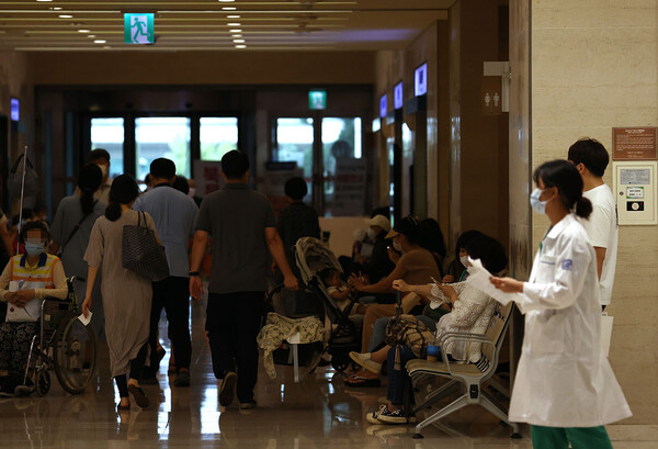 서울성모병원에서 의료진이 이동하고 있다. /연합뉴스