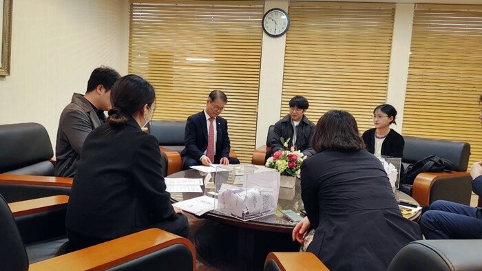 이정식 고용부 장관과 청년유니온 관계자들이 지난 3월 24일 근로 시간 개편 관련 간담회를 진행하고 있다. /청년유니온