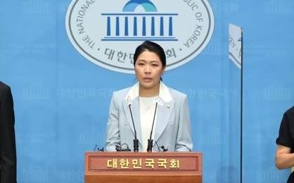 더불어민주당 신현영 의원이 18일 오후 서울 여의도 국회 소통관에서 기자회견을 열고 있다. /연합뉴스