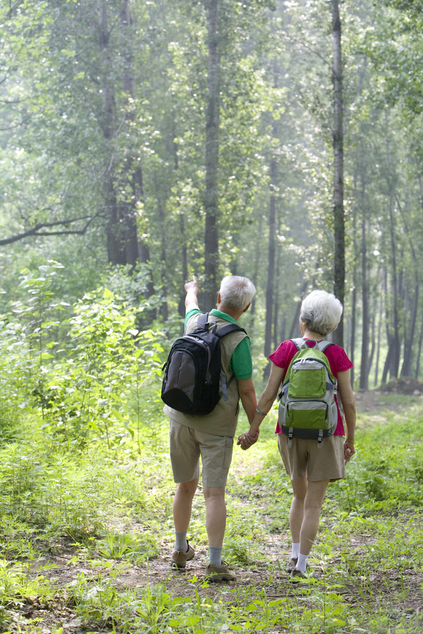암에 걸린 후 인생을 다시 살게 되었다는 지인-그들 부부는 하루도 빼짐없이 걷는 운동을 한다. /게티이미지뱅크