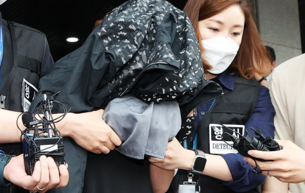 살인 및 사체은닉 혐의로 구속된 '수원 냉장고 영아시신 사건' 피의자 30대 친모 A씨가 30일 오전 경기도 수원남부경찰서에서 검찰로 송치되고 있다. /연합뉴스